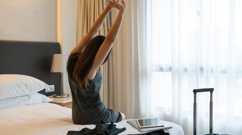 A 10-Minute Hotel Room Mobility Workout That’ll Make You Feel *So* Good After a Long Day of Travel