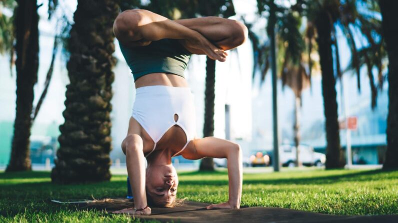 Lotus headstand: 6 benefits and how to do Urdhva Padmasana