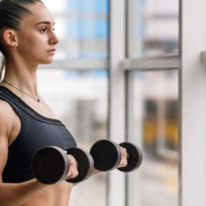 Tone your upper arms with bicep curl exercise: 5 benefits and how to do it