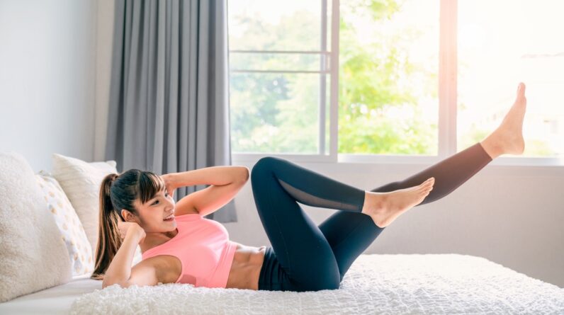 A 5-Minute Abs Workout You Can Do From the Comfort of Your Own Bed—Without Breaking a Sweat