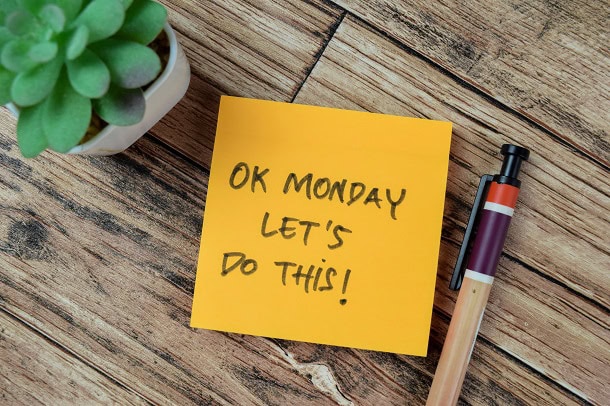 A post-it on a table saying: OK Monday, let's do this!