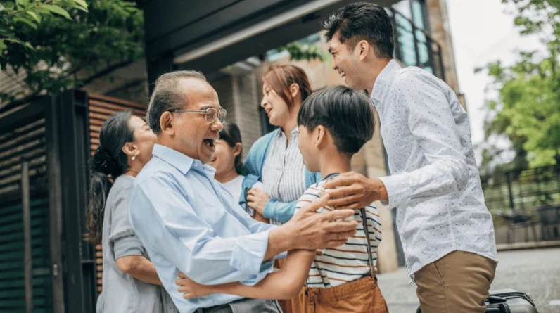 5 Types of Dysfunctional Family Dynamics & 4 Ways to Overcome Them