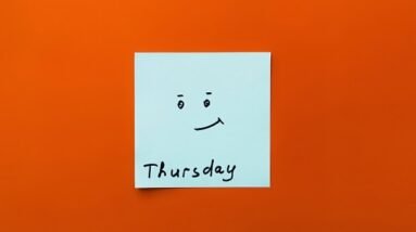 A post it with a half smiling smiley and the word Thursday.