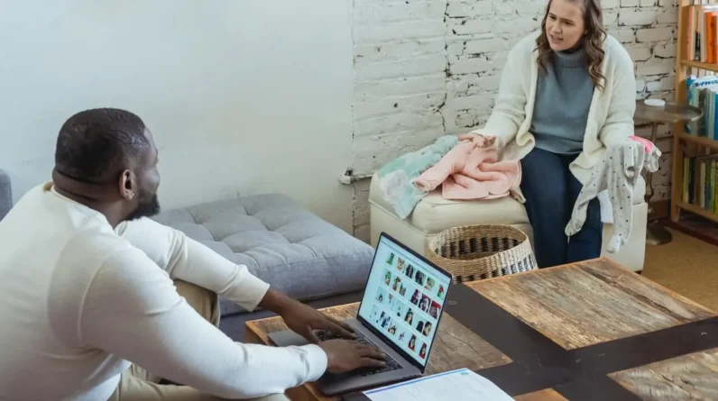 Are You Trauma Dumping? 7 Common Signs & 6 Ways You Can Avoid it